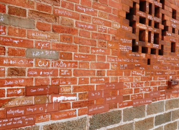   Không có hàng rào bảo vệ, nhà thờ Đức Bà, TP HCM nhiều năm phải chịu cảnh viết, vẽ bậy lên tường. Nhìn xa, công trình 140 năm tuổi này vẫn uy nghi nhưng khi đến gần, bạn sẽ thấy hàng nghìn nét chữ được viết bằng bút xóa, khó tẩy rửa.  