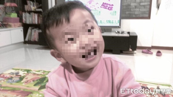   Bé trai 2 tuổi bị mẹ bỏ đói đến chết trong nhà vệ sinh.  