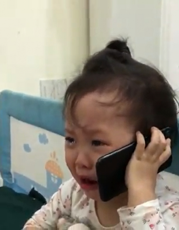 Cô bé 3 tuổi khóc lóc gọi điện cầu cứu ông nội vì bị bố trêu đến nỗi không ngủ được 0