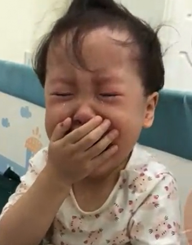 Cô bé 3 tuổi khóc lóc gọi điện cầu cứu ông nội vì bị bố trêu đến nỗi không ngủ được 1