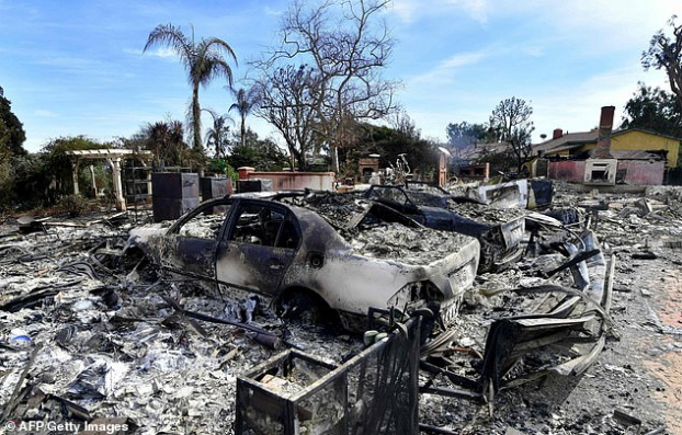   Nhà cửa, xe cộ cháy rụi trong cháy rừng tại Malibu.  