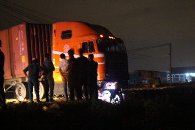 Bình Dương: Va chạm với xe container bé gái 6 tuổi chết thương tâm dưới gầm xe 1