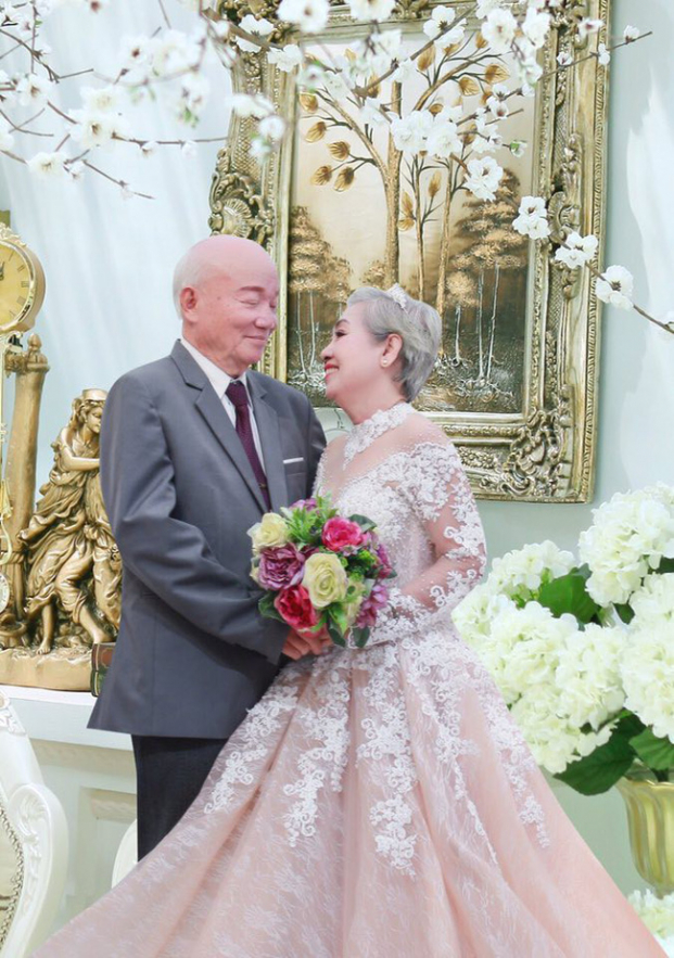 Clip: Cụ ông tỉ mỉ giúp vợ chụp ảnh kỉ niệm 50 năm ngày cưới khiến nhiều người ngưỡng mộ 0