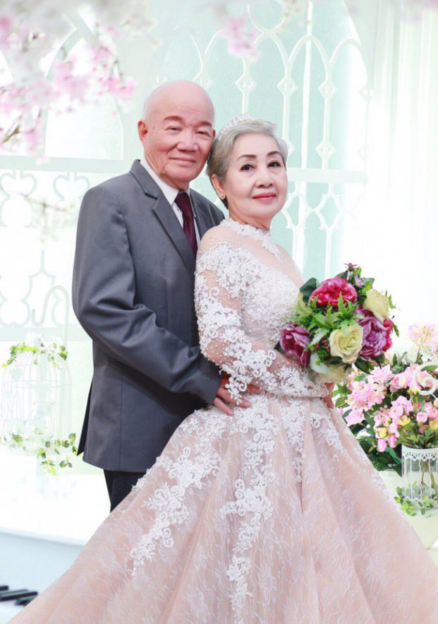 Clip: Cụ ông tỉ mỉ giúp vợ chụp ảnh kỉ niệm 50 năm ngày cưới khiến nhiều người ngưỡng mộ 1