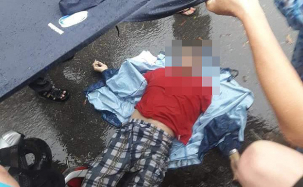 TP HCM: Ra đường giữa trời mưa bão, người đàn ông bị cây bật gốc đè chết 3