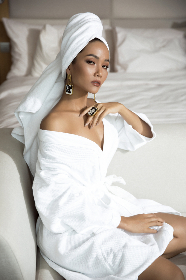 H'Hen Niê tung bộ ảnh đẹp quyến rũ trước ngày lên đường dự thi Miss Universe 2018 0