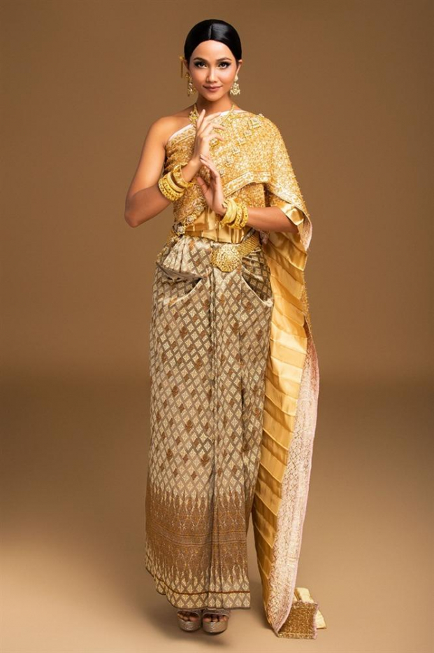 Hoa hậu H'Hen Niê xinh đẹp trong trang phục truyền thống của Thái Lan 0