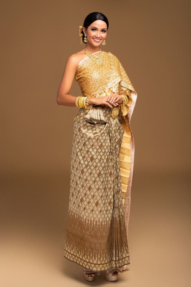 Hoa hậu H'Hen Niê xinh đẹp trong trang phục truyền thống của Thái Lan 1