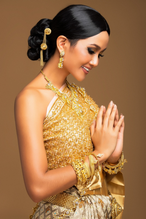 Hoa hậu H'Hen Niê xinh đẹp trong trang phục truyền thống của Thái Lan 2