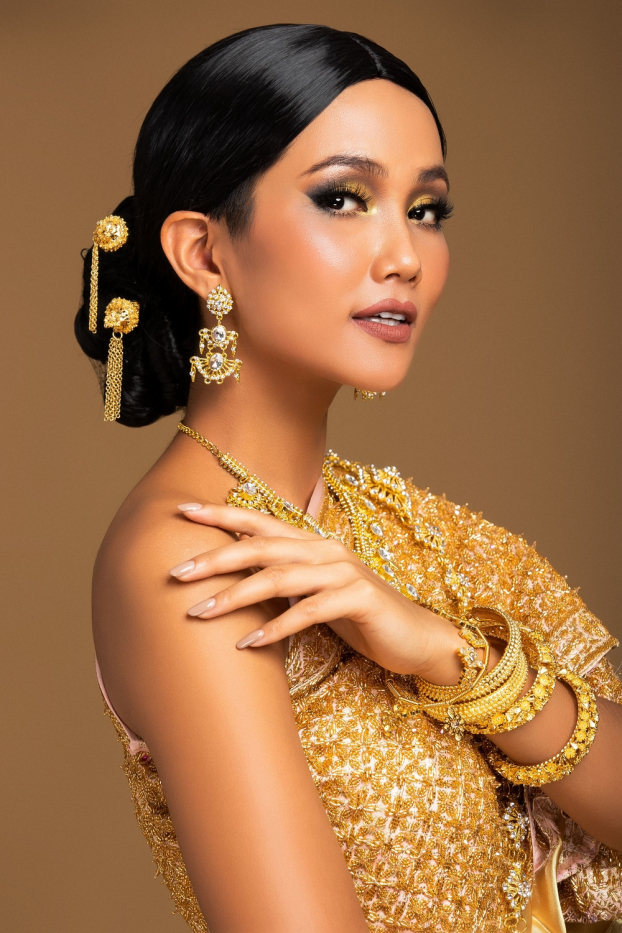 Hoa hậu H'Hen Niê xinh đẹp trong trang phục truyền thống của Thái Lan 4