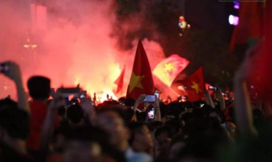 Hàng triệu người ăn mừng đội tuyển Việt Nam vào chung kết AFF Cup sau 10 năm chờ đợi 3