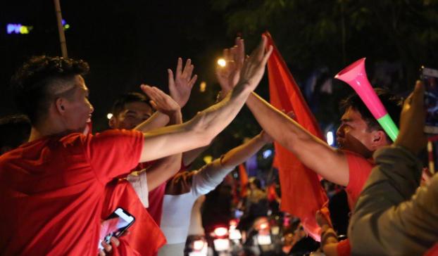 Hàng triệu người ăn mừng đội tuyển Việt Nam vào chung kết AFF Cup sau 10 năm chờ đợi 5