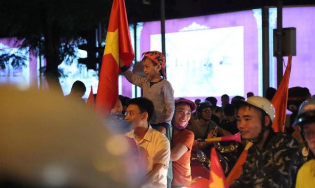 Hàng triệu người ăn mừng đội tuyển Việt Nam vào chung kết AFF Cup sau 10 năm chờ đợi 8