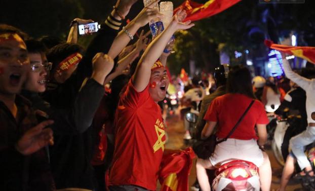 Hàng triệu người ăn mừng đội tuyển Việt Nam vào chung kết AFF Cup sau 10 năm chờ đợi 9