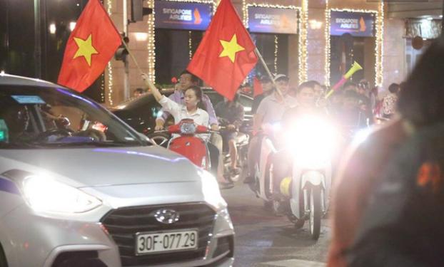Hàng triệu người ăn mừng đội tuyển Việt Nam vào chung kết AFF Cup sau 10 năm chờ đợi 0