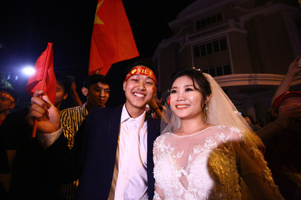 Hà Nội: Cặp đôi cô dâu, chú rể chụp ảnh cưới giữa dòng người đi bão 1