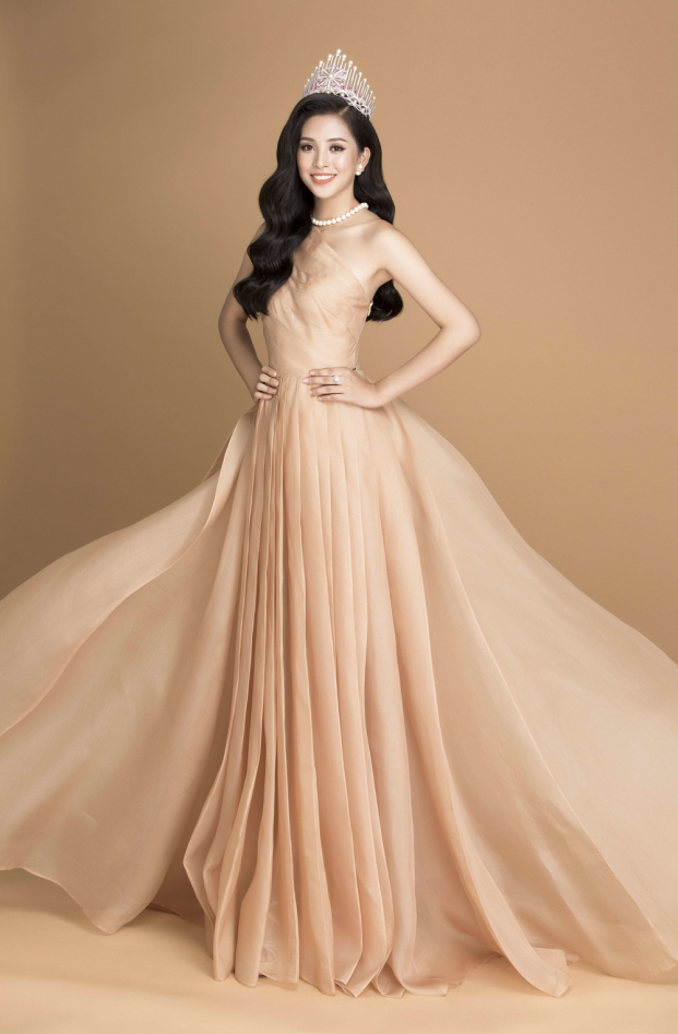 Hé lộ bộ váy đính 2000 viên đá quý của Tiểu Vy trong đêm Chung kết Miss World 2018 4