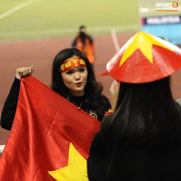 Bạn gái và bố mẹ của các cầu thủ Việt Nam xuất hiện trên khán đài để cổ vũ đội tuyển VN 1