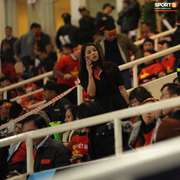 Bạn gái và bố mẹ của các cầu thủ Việt Nam xuất hiện trên khán đài để cổ vũ đội tuyển VN 2