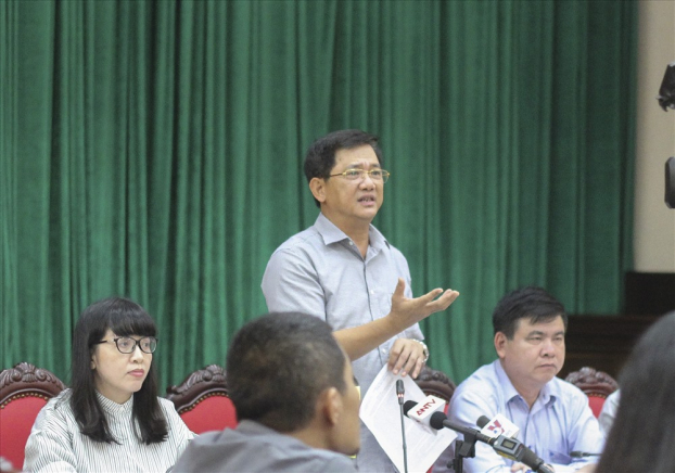   Ông Phạm Xuân Tiến - Phó Giám đốc Sở GD&ĐT Hà Nội thông tin về chương trình sữa học đường triển khai tại Hà Nội trong buổi họp giao ban báo chí do Thành ủy tổ chức  
