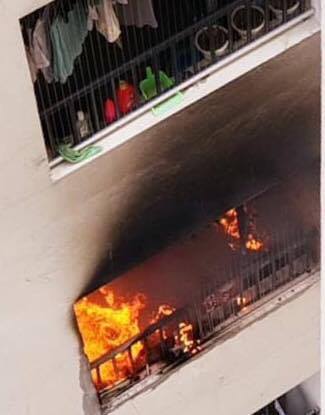   Cháy bốc ra từ ban công một căn hộ tầng 31 của tòa HH2B.  