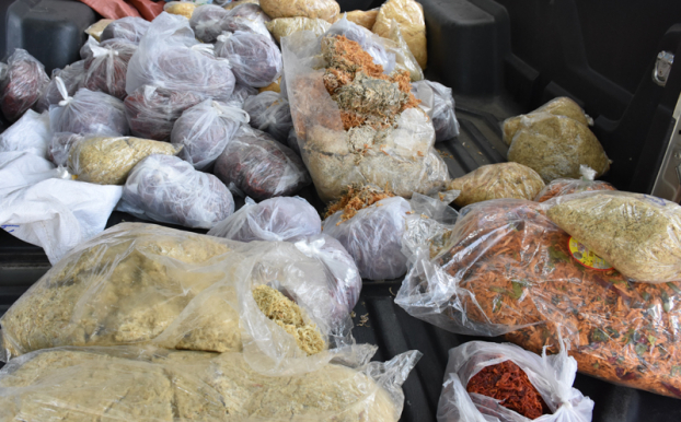   Nhiều túi ruốc gà lá chanh, ruốc bò, ruốc lợn... đã lên mốc. mùi ôi thiu nhưng vẫn được bày bán ở chợ đầu mối phường Đông Hương.  