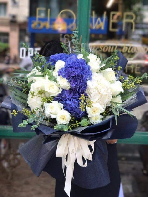   Những bó hoa có thiết kế cầu kỳ với những loại hoa mới, lạ mang phong cách hiện đại có giá tiền triệu vẫn hút khách mua.  