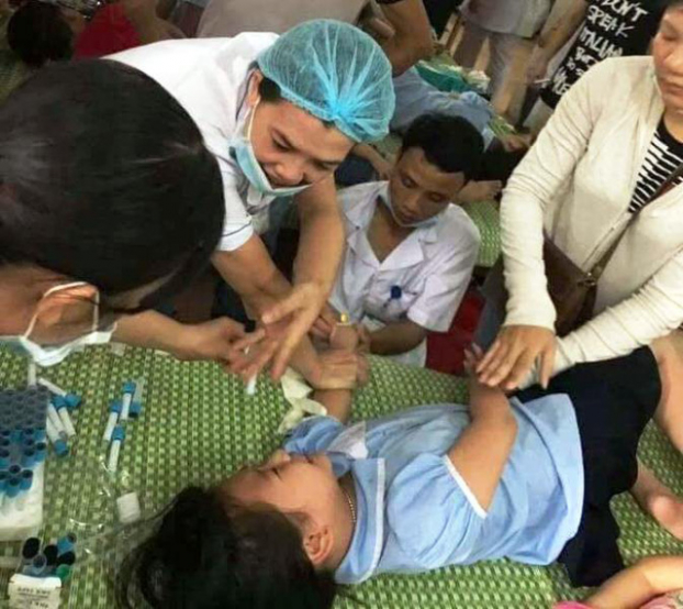   Ruốc gà trong bữa ăn trưa có vi khuẩn tụ cầu vàng khiến hơn 300 học sinh trường TH Đinh Tiên Hoàng phải nhập viện cấp cứu.  