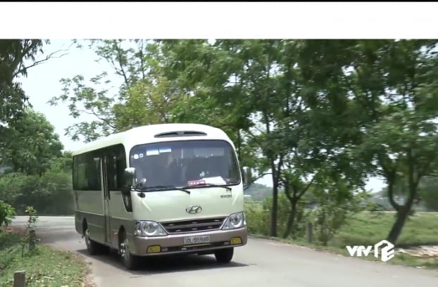   Chiếc xe khách ở Quỳnh về quê của Lan trong phim Quỳnh Búp bê mang biển số 10L - 069.69.  