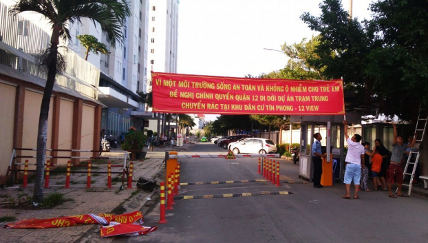   Cư dân chung cư Tín Phong căng băng rôn phản đối xây dựng trạm ép rác.  