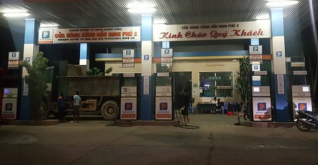 Nghệ An: Dù xăng đã giảm giá, chủ cây xăng vẫn cố giữ giá cũ thêm 2 tiếng 0
