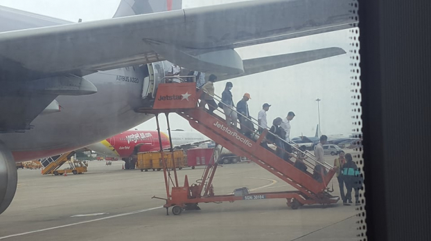   Hành khách của chuyến bay BL 434 từ TP. HCM tới Tuy Hòa trở lại phòng chờ vì chuyến bay không thể cất cánh.  