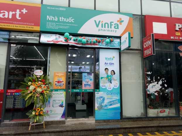   Mỗi cửa hàng thuốc VinFa được trang trí nổi bật với 3 màu xanh, trắng và cam.  
