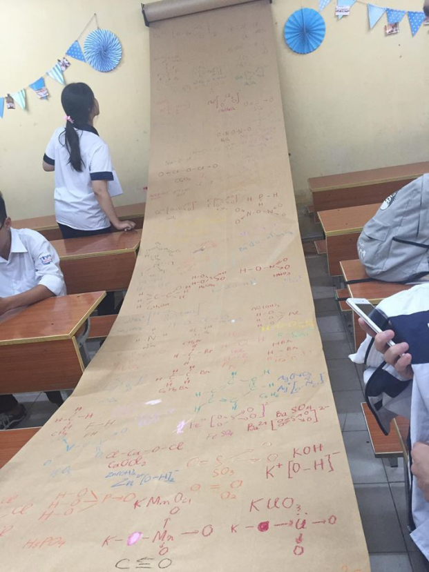  Cuộn giấy ghi công thức Hóa học khổng lồ của lớp 10C7 trường THPT Ngô Quyền.  