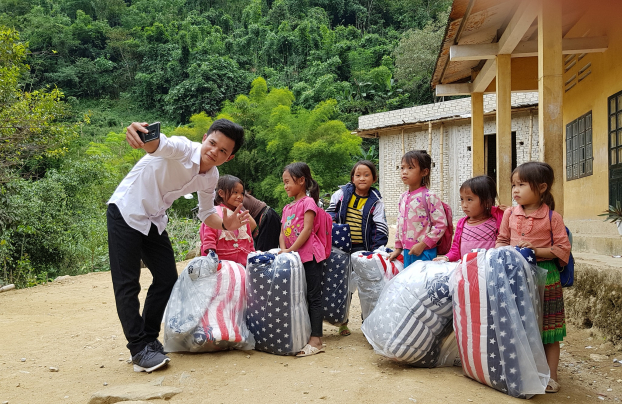   Mong muốn của giáo viên Anhxtanh là mang những chiếc chăn ấm đến tặng thầy trò trường Pù Nhi từ những chiếc 