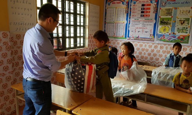   Giáo viên trường THPT Anhxtanh đến trường Tiểu học Pù Nhi tặng chăn cho học sinh.  