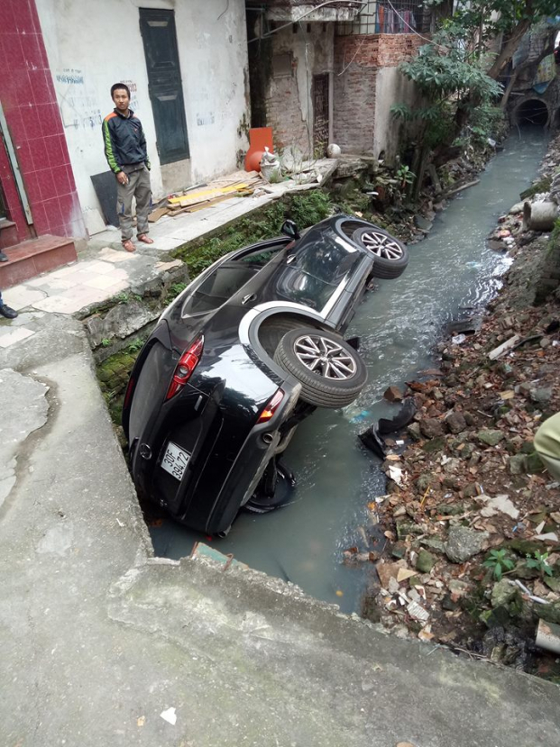   Chiếc xe Mazda CX5 lao thẳng xuống mương nước thải.  