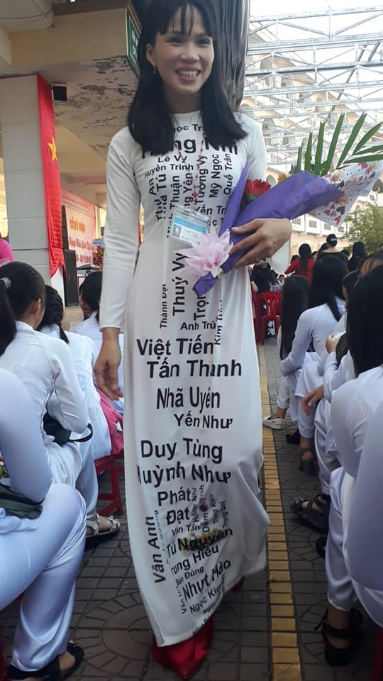   Cô giáo Nguyễn Thị Ngọc Vinh diện chiếc áo dài đặc biệt in tên 40 học sinh lớp 11A1.  