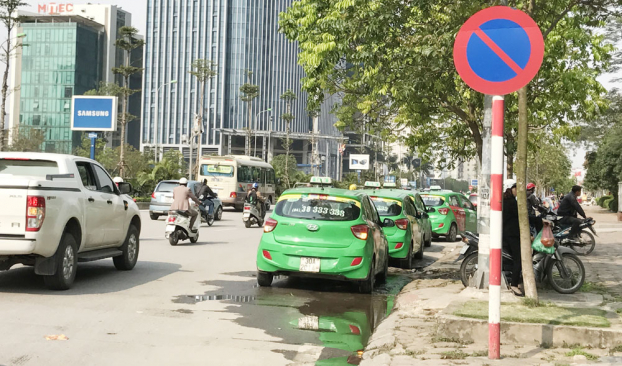   Taxi sắp chỉ được dừng, đỗ 2 phút.  