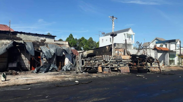   Tai nạn thảm khốc khiến 19 ngôi nhà bị cháy, 6 người tử vong.  
