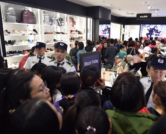 Black Friday: Hàng nghìn khách chen lấn, luồn lách để mua hàng giảm giá 6