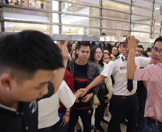 Black Friday: Hàng nghìn khách chen lấn, luồn lách để mua hàng giảm giá 3