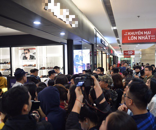 Black Friday: Hàng nghìn khách chen lấn, luồn lách để mua hàng giảm giá 1