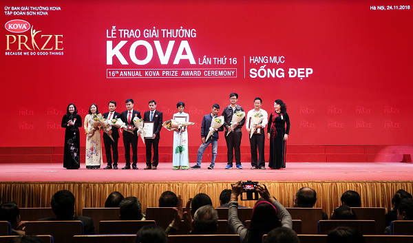   Những tập thể, giáo viên được trao giải Kova hạng mục Sống đẹp.  