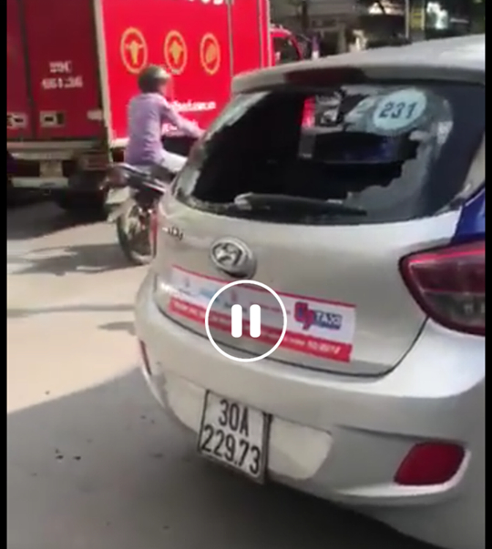 Hà Nội: Hai xe ô tô va chạm, nam thanh niên đánh tài xế G7 không thương tiếc 2