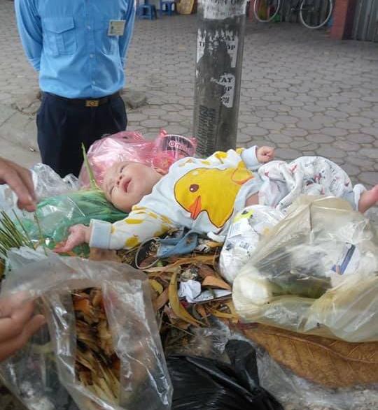 Hà Nội: Phát hiện bé trai sơ sinh bị vứt trong xe rác 0
