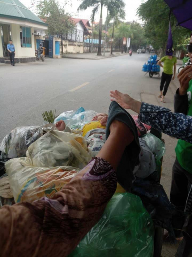 Hà Nội: Phát hiện bé trai sơ sinh bị vứt trong xe rác 2