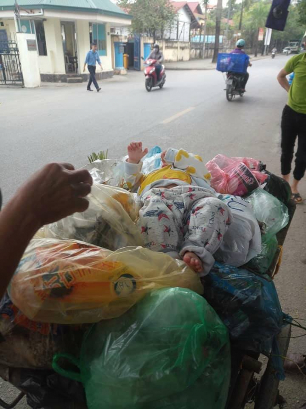 Hà Nội: Phát hiện bé trai sơ sinh bị vứt trong xe rác 1
