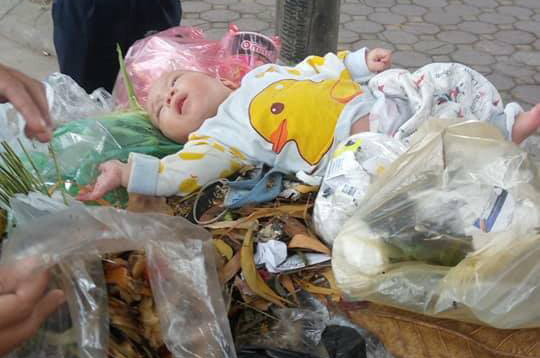 Sức khỏe của bé trai sơ sinh bị vứt trên thùng rác ở Hà Nội giờ ra sao? 0