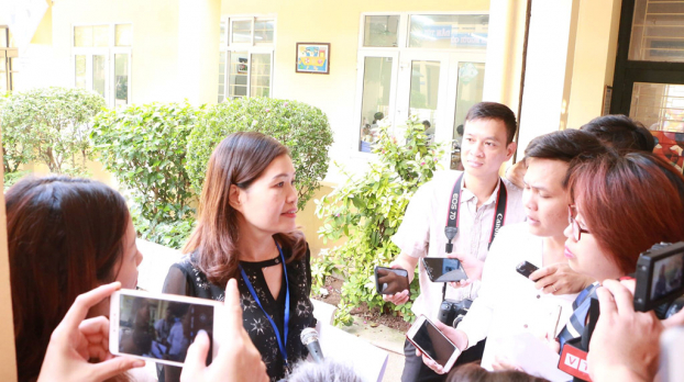   Phó Hiệu trưởng nhà trường Nguyễn Thu Hà thông tin trước báo chí về sự việc.  